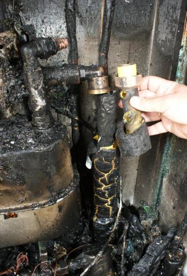 Twee gaten in de PE-aansluitleiding