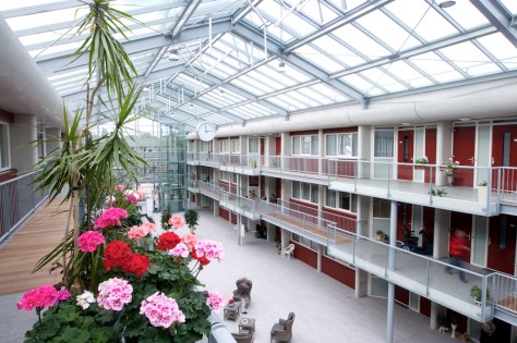 Het seniorencomplex aan het Durghorstplantsoheeft een duurzame installatie van 80 vierkante meter zonnecollectoren en een (gesloten) WKO-systeem.